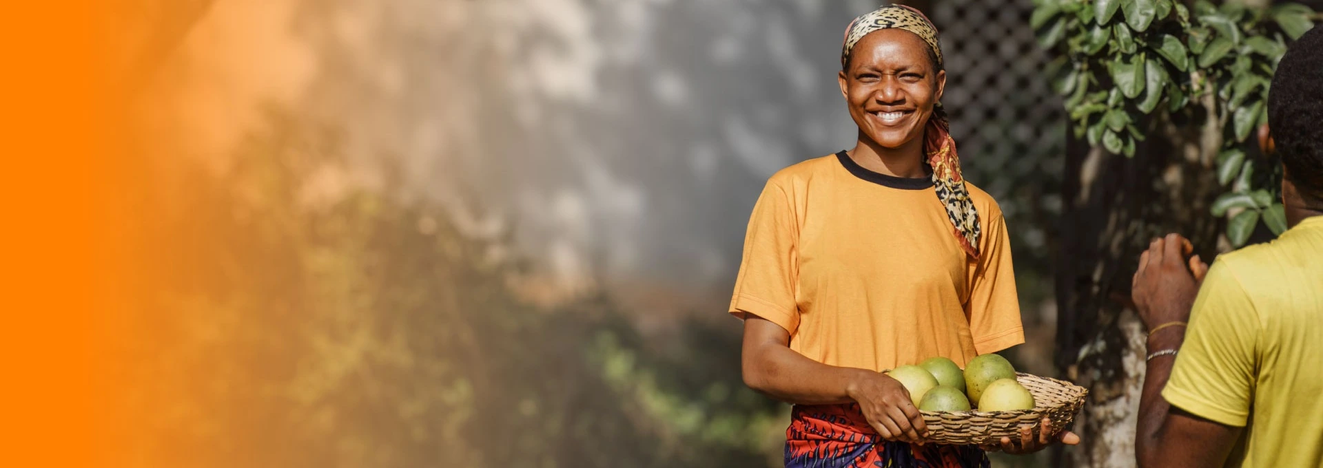 Mujer local sonriendo