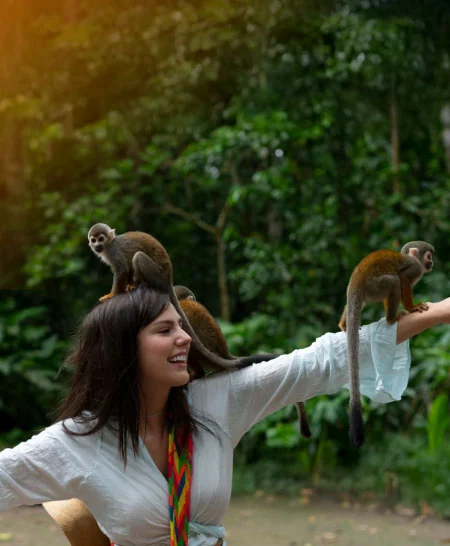 Mujer con monos